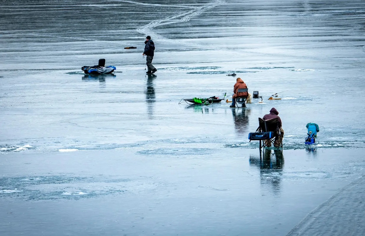 Ice Fishing Basics: Essential Gear and How CanFish CF1 Helps You Catch More This Winter